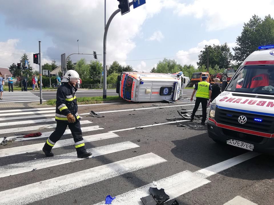 Wypadek karetki w Bolesławiu w Małopolsce. Nie żyje kierowca, pielęgniarka ranna