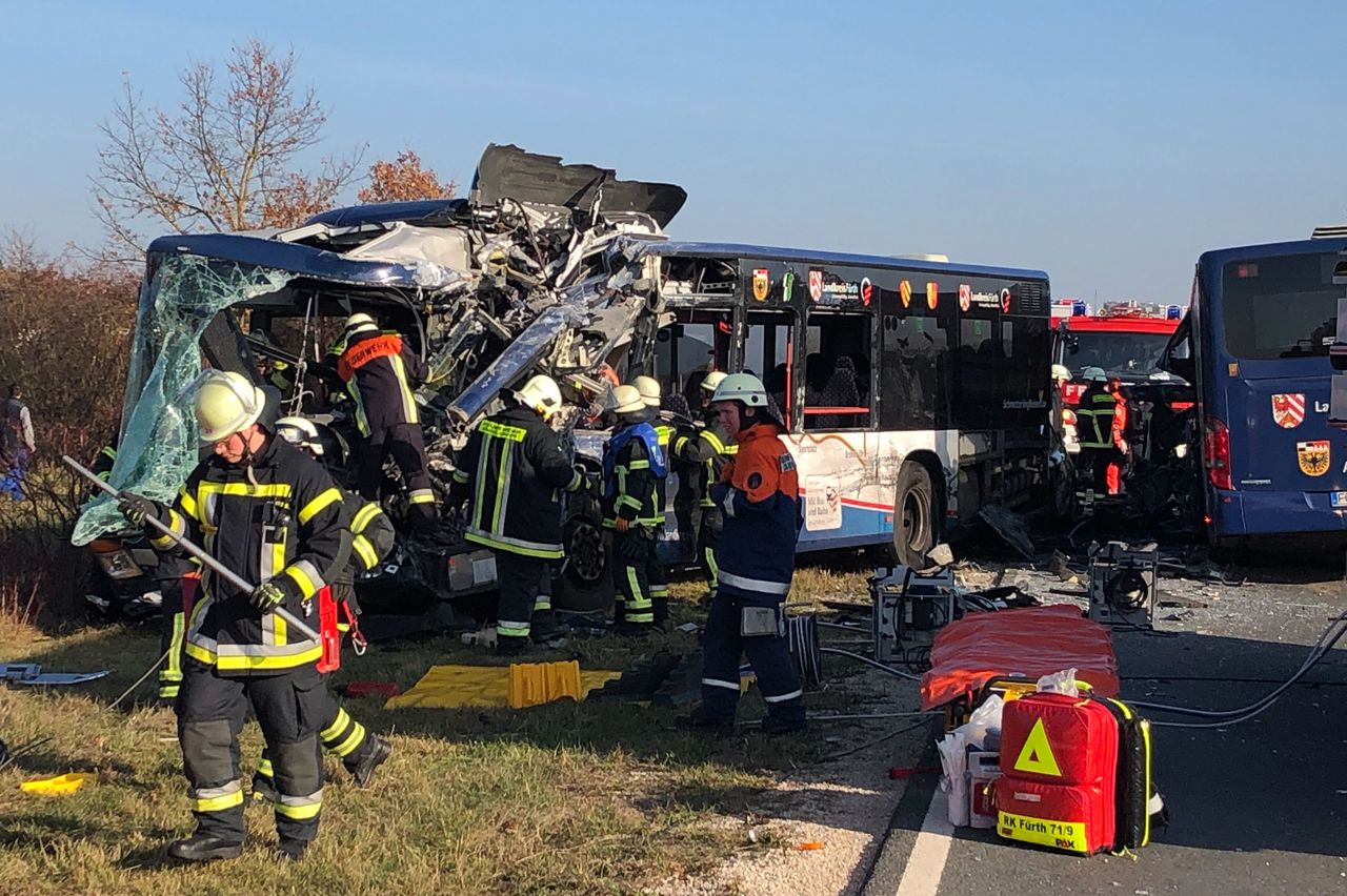 Niemcy: czołowe zderzenie dwóch autobusów. Jest wielu rannych, w tym dzieci