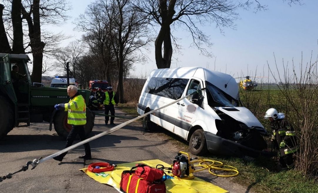 Poważny wypadek w Borkowie. Bus wjechał w drzewo