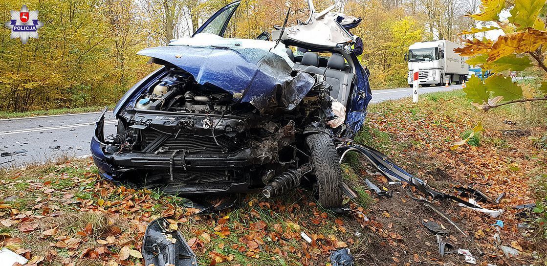 Tragiczny wypadek w Podhuciu. Kierowca wjechał w busa