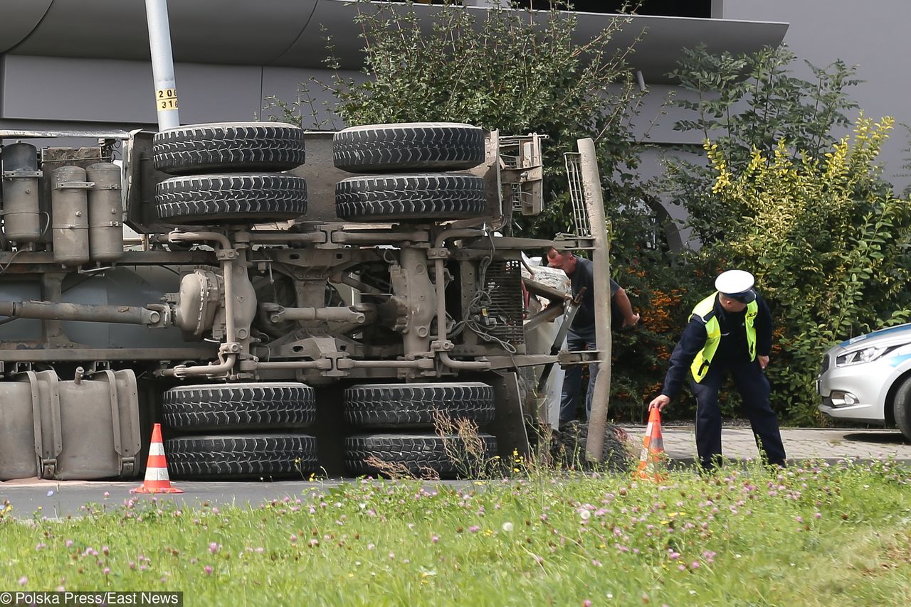 Makabryczny wypadek pod Warszawą. Betoniarka przygniotła auto