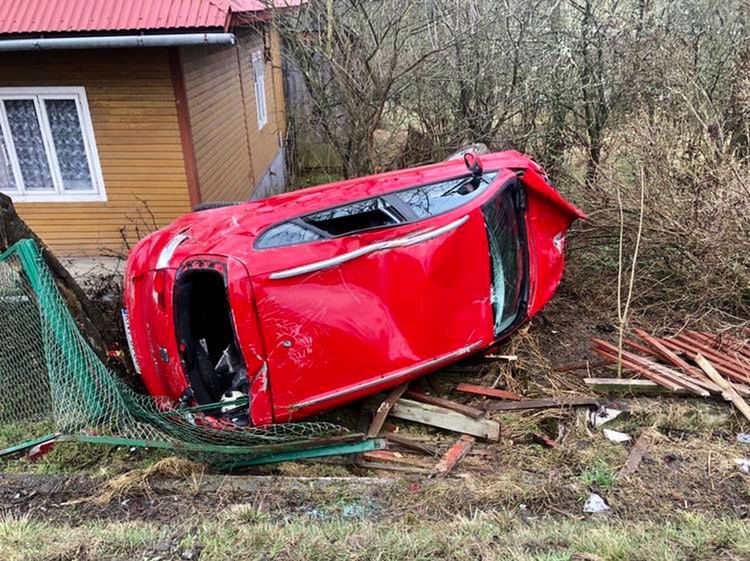 Auto przebiło się przez ogrodzenie. Dwoje dzieci trafiło do szpitala