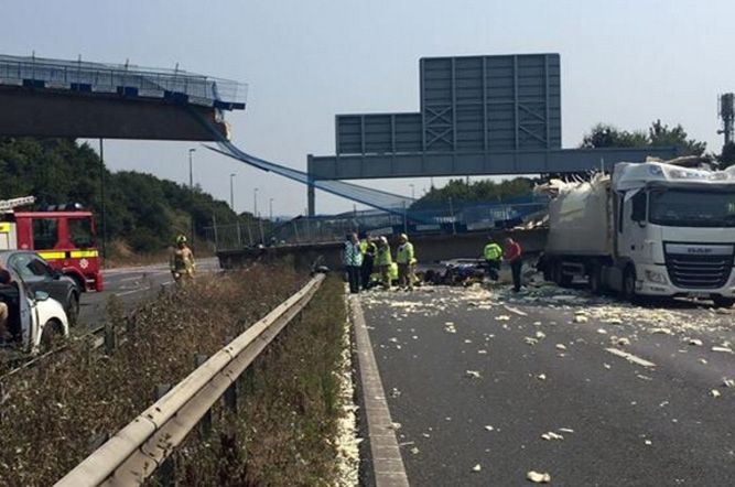 Wiadukt runał na autostradę