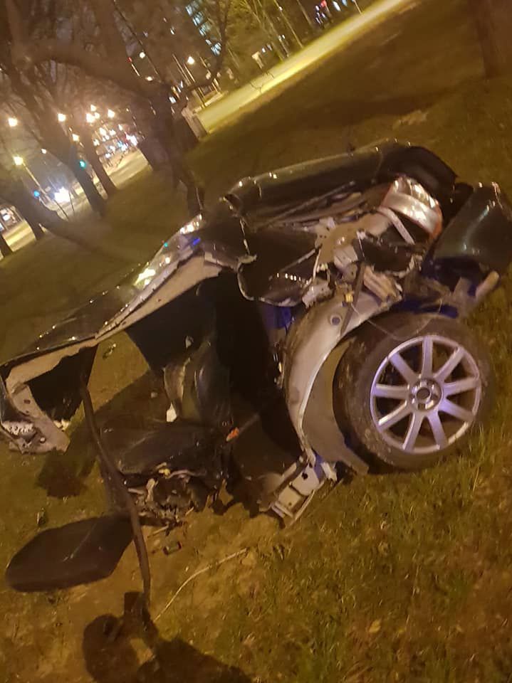 Rozpędzone audi wbiło się w słup w Warszawie. Przerażające szczegóły tragedii