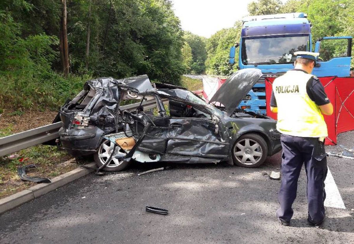 Tragedia pod Czarnkowem w Wielkopolsce. 27-latek wjechał golfem wprost przed tira