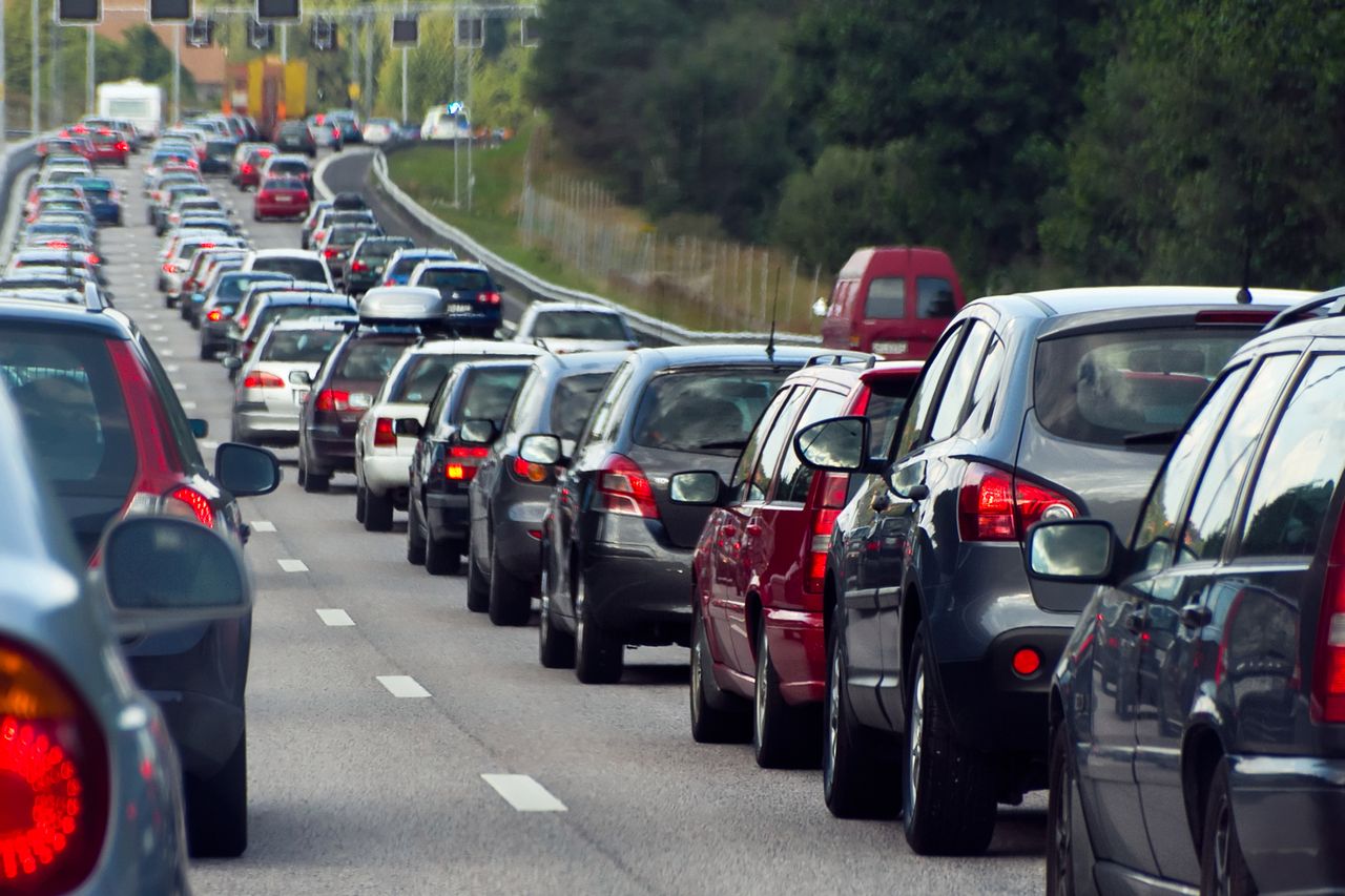 Poznań. Wypadek na ul. Warszawskiej. Motocyklista wjechał w osobówkę