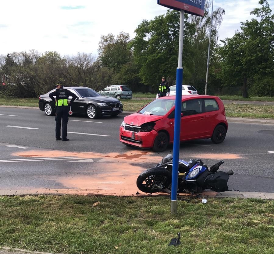 Mokotów. Zderzyły się dwa auta i motocykl. Ranny maturzysta