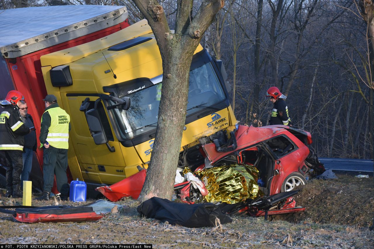 Dolny Śląsk. Tragiczne zderzenie tira i osobówki. Są ofiary