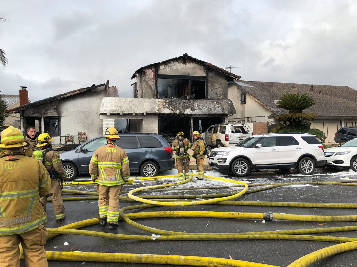 USA: samolot rozpadł się w powietrzu i spadł na osiedle domów w Kalifornii. Są ofiary śmiertelne i ranni