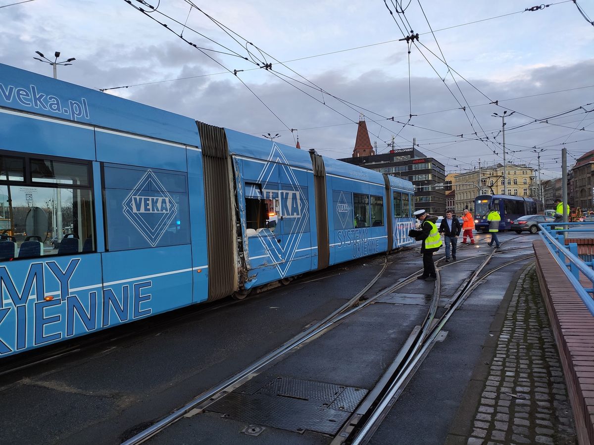 Wrocław: Zderzenie dwóch tramwajów na placu Jana Pawła II