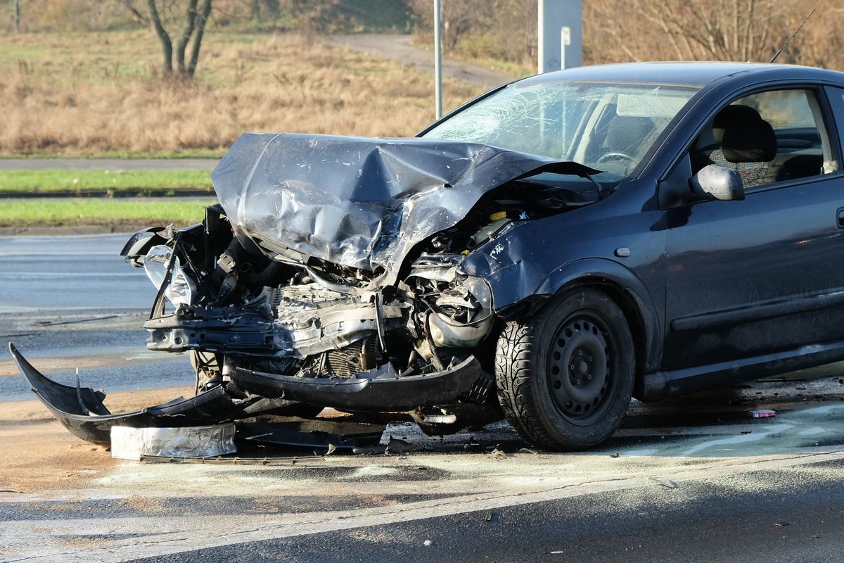 Wystarczył głupi błąd. Jedna osoba ranna, uszkodzonych kilka pojazdów