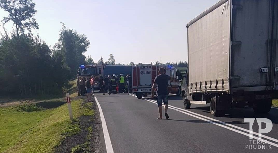 Doprowadził do wypadku na drodze krajowej nr 41. Chciał kupić truskawki