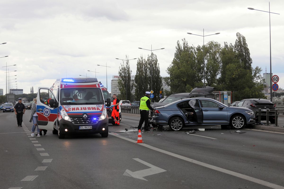 Zderzenie 7 aut na moście Łazienkowskim w Warszawie. Są ranni