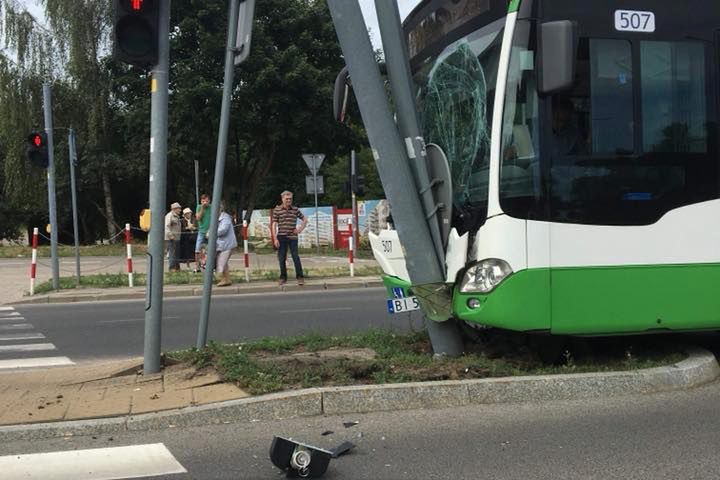 Białystok: autobus uderzył w słup. 15 osób rannych