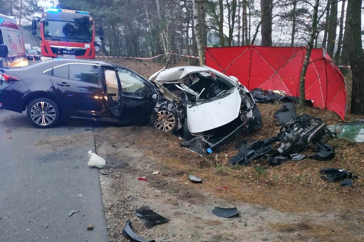 Konin. Auto całkowicie zmiażdżone. Śmierć 19-latki