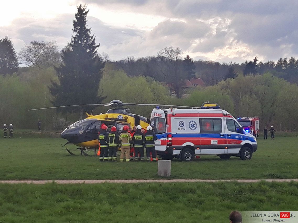 Helikopter wylądował na jeleniogórskich błoniach