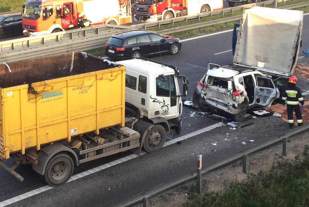 Śmieciarka zmiażdżyła osobówkę na S8. Wbiła auto pod samochód dostawczy