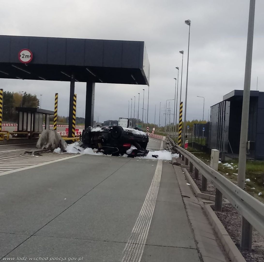 BMW uderzyło w nieczynny punkt poboru opłat na S8. Licznik zatrzymał się na 200 km/h