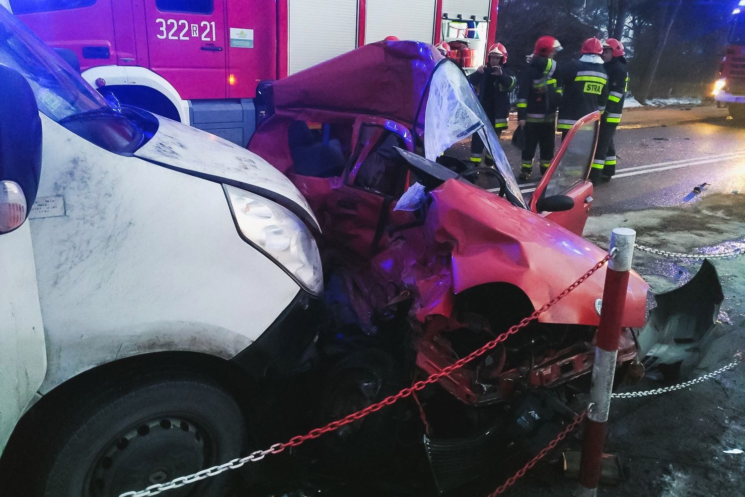 Najpierw czołówka z tirem, potem uderzył bus. Kierowca seicento bez szans