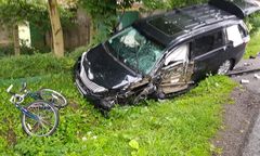 Samochód uderzył w rowerzystów. Osiem osób zostało rannych