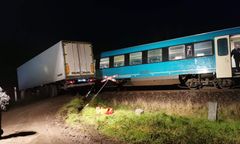 Granowo w Wielkopolsce. Zderzenie pociągu z tirem. Zablokowana trasa do Poznania