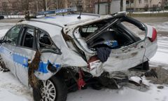 Radiowóz dachował po zderzeniu. Ranni dwaj policjanci