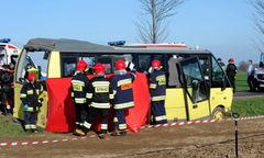 Zderzenie ciężarówki z autobusem na Pomorzu. 2 osoby nie żyją, jest wielu rannych