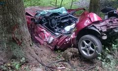 Tragedia w Strzyżowie w Podkarpackiem. Zwłoki w aucie rozbitym na drzewie