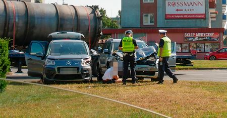 Wypadek na Rondzie Solidarności. Jedna osoba w szpitalu