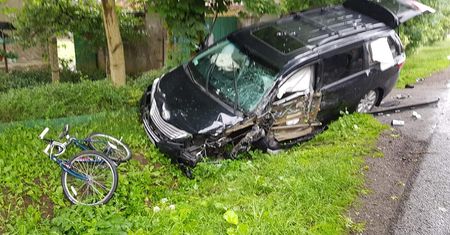 Samochód uderzył w rowerzystów. Osiem osób zostało rannych