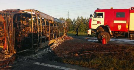 Autobus zderzył się z ciężarówką i stanął w płomieniach. 14 ofiar śmiertelnych