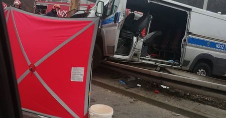 Gdynia. Radiowóz wbił się w słup. Policjant ranny