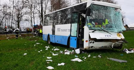 Wypadek autobusu szkolnego w Wielkopolsce. 5 dzieci rannych