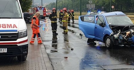 Czołowe zderzenie w Dąbrowie Górniczej. Jeden z kierowców był pijany