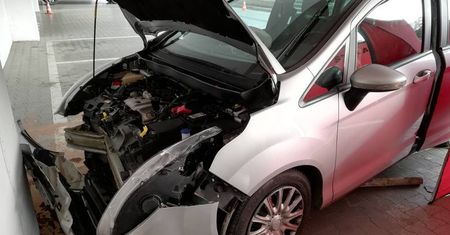 Tarnów: samochód uderzył w ścianę garażu. Kierowca zginął na miejscu