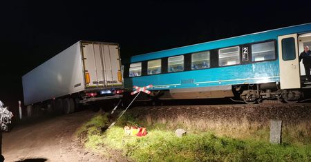 Granowo w Wielkopolsce. Zderzenie pociągu z tirem. Zablokowana trasa do Poznania