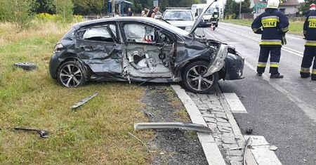 Wypadek. Kompletnie zniszczone auto i ranne dziecko