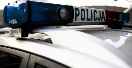 Wypadek ciężarówki. Kierowca wjechał w betonowy słup