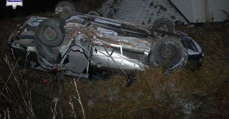 Auto spadło z mostu. Kierowca uciekł zostawiając ranną koleżankę