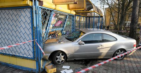 18-latek z impetem wjechał w kiosk samochodem w Stalowej Woli