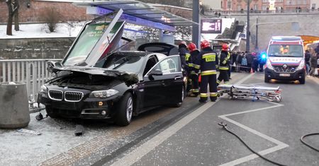 Wjechał BMW w przystanek autobusowy. Dostanie 200 zł mandatu