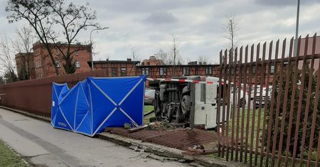 Tragedia w Bydgoszczy. Nie żyje kobieta, na którą przewróciła się ciężarówka
