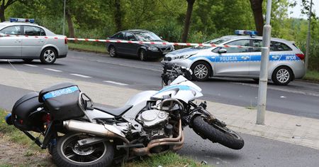 Samochód potrącił policjanta-motocyklistę na sygnale