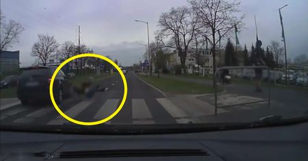Groźny wypadek na pasach. Rozpędzony SUV wjechał w pieszą