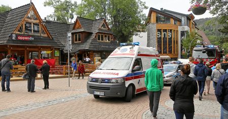 43-latek znaleziony na Krupówkach z raną ciętą głowy. Mężczyzna zmarł