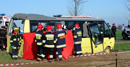 Zderzenie ciężarówki z autobusem na Pomorzu. 2 osoby nie żyją, jest wielu rannych
