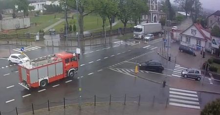 Wypadek w Sokółce. Wóz strażacki uderzył w dom