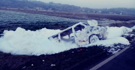 Bus spłonął po "czołówce" z autobusem. Ranni koło Świecia