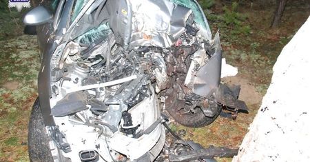 Tragiczny wypadek w Nadziei: 18-latek wbił się autem w drzewo