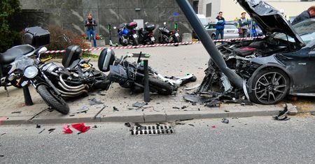 Warszawa. Pijany kierowca staranował wszystko, co miał na drodze. Ściął latarnie, motocykle i hulajnogi